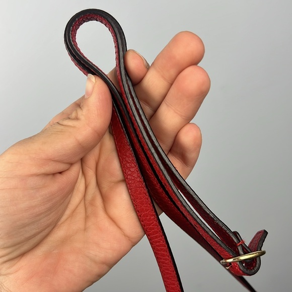 Gucci solid red dollar pebbled leather swing wallet w/ adjustable shoulder strap - Picture 12 of 17